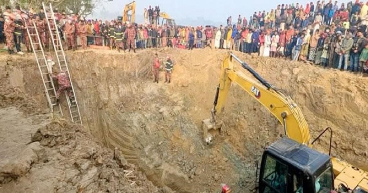 ২০০ ফুট গভীর নলকূপে শিশু, গর্ত খুড়ে উদ্ধারের চেষ্টা