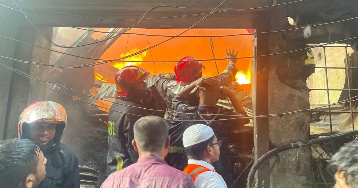 পুরান ঢাকায় প্লাস্টিক কারখানায় আগুন, নিয়ন্ত্রণে ১১ ইউনিট
