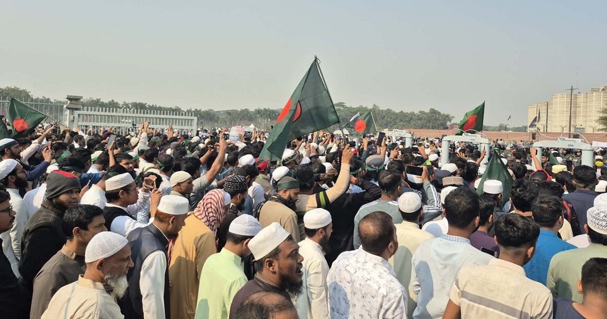 সংসদ ভবনের দক্ষিণ প্লাজায় হাজারো ছাত্র-জনতার ঢল