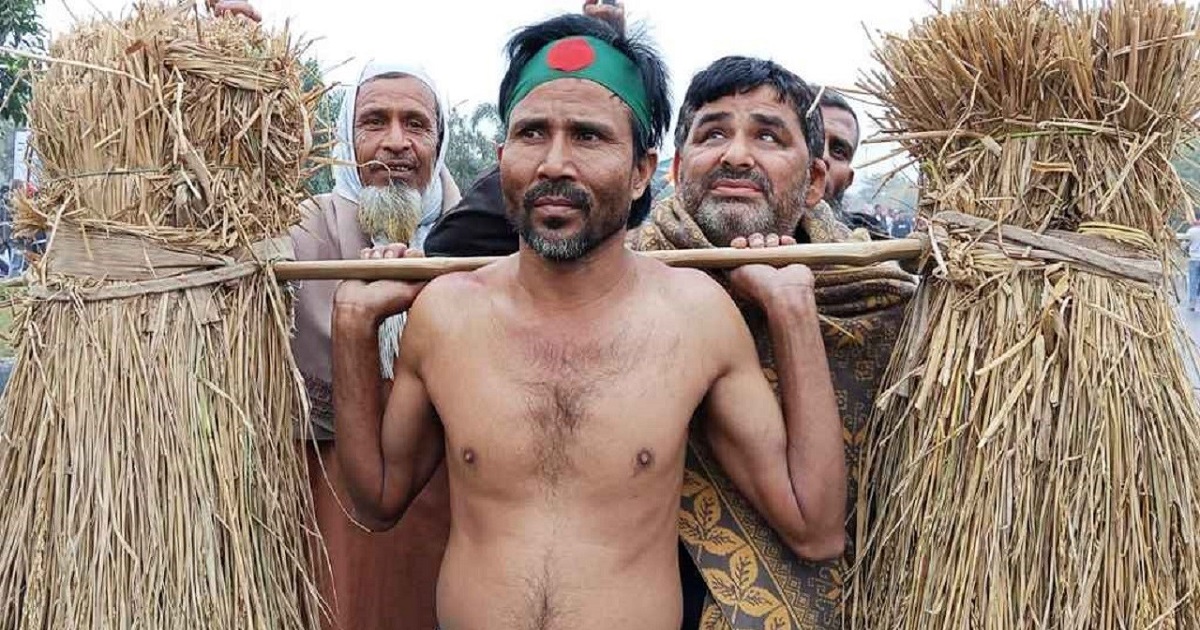 কাঁধে ৫০ কেজি ধান নিয়ে তারেক রহমানের জন্য অপেক্ষা
