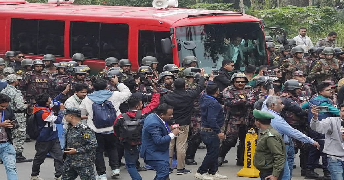 নিরাপত্তা বলয় ও মানবস্রোতের মধ্য দিয়ে এগুচ্ছে তারেক রহমানের গাড়ি বহর