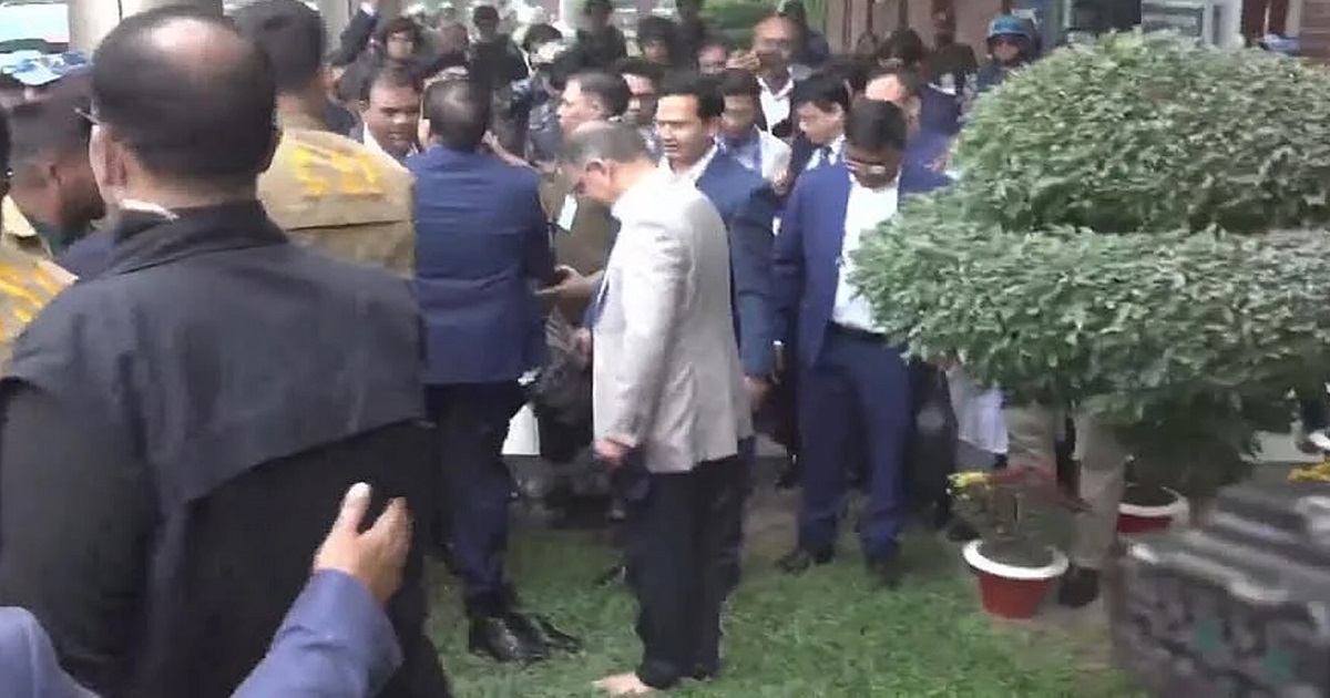খালি পায়ে দেশের মাটি স্পর্শ করলেন তারেক রহমান
