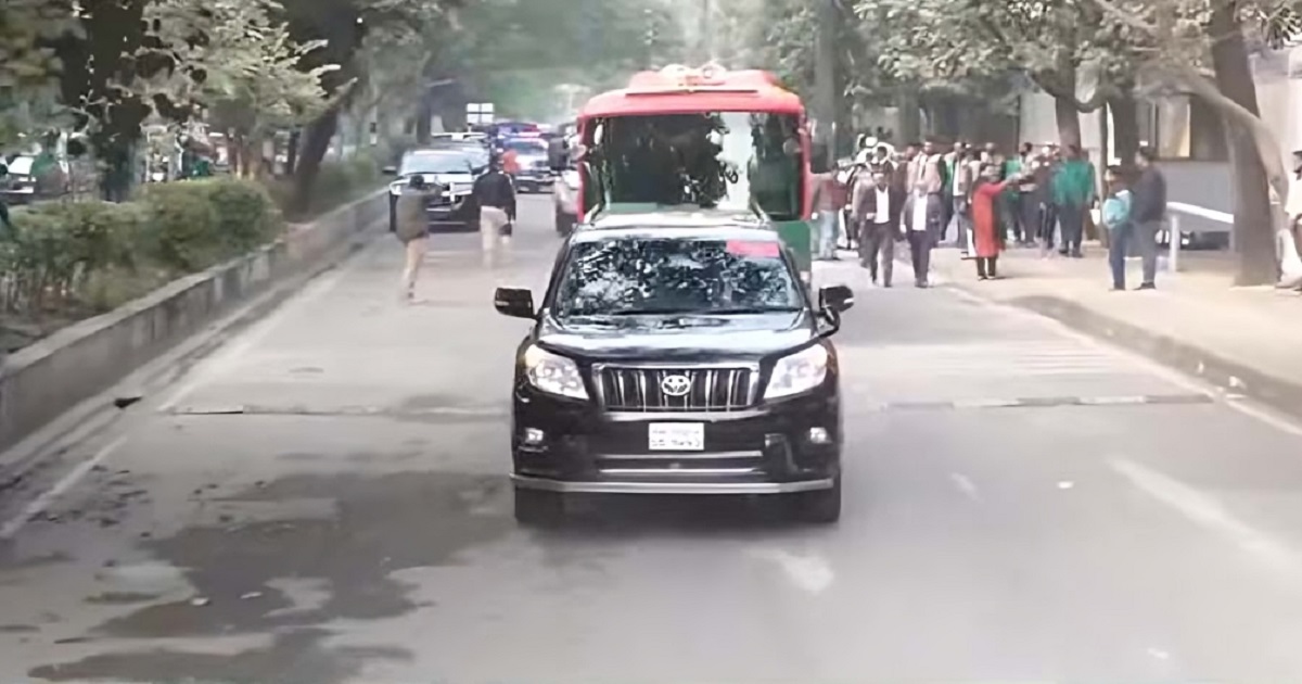 বাবার সমাধিস্থলের পথে তারেক রহমান
