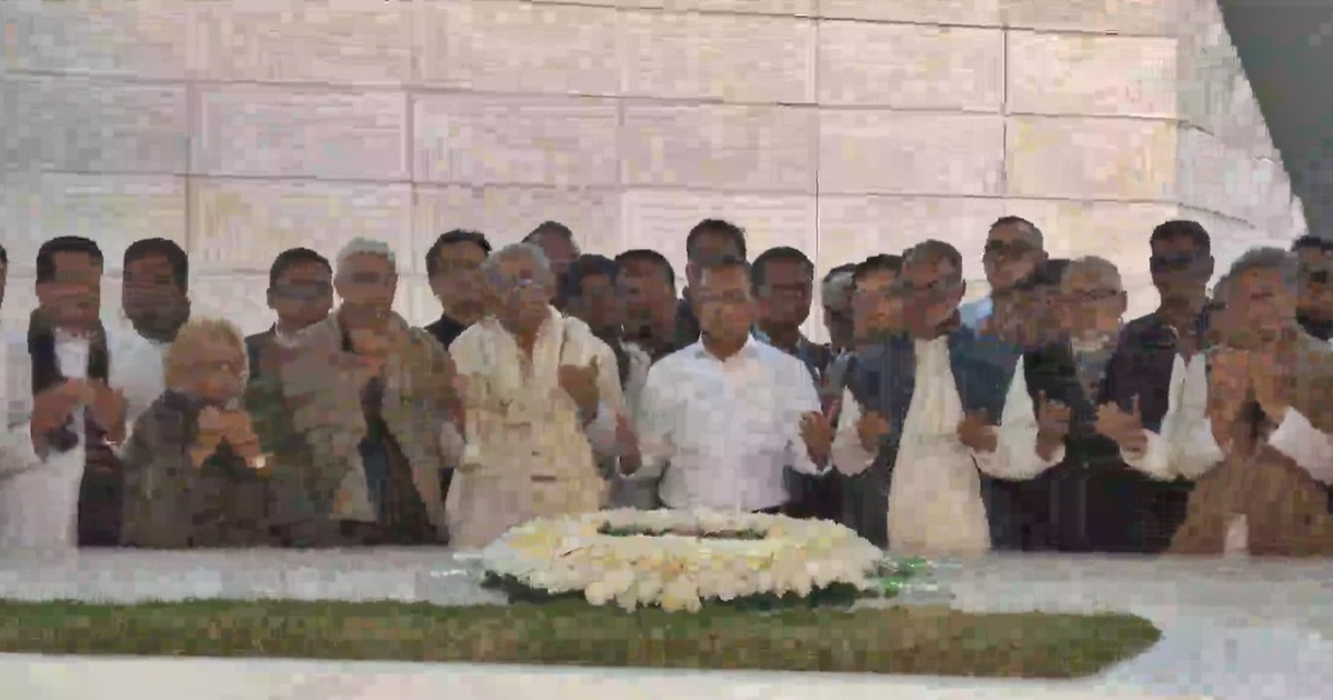 বাবার কবরে শ্রদ্ধা জানালেন তারেক রহমান