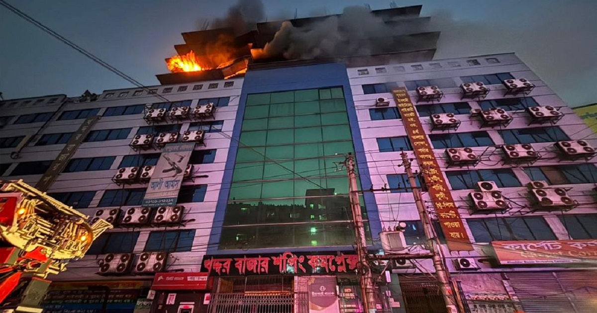 গুলিস্তান খদ্দর মার্কেটে আগুন, নিয়ন্ত্রণে ৯ ইউনিট