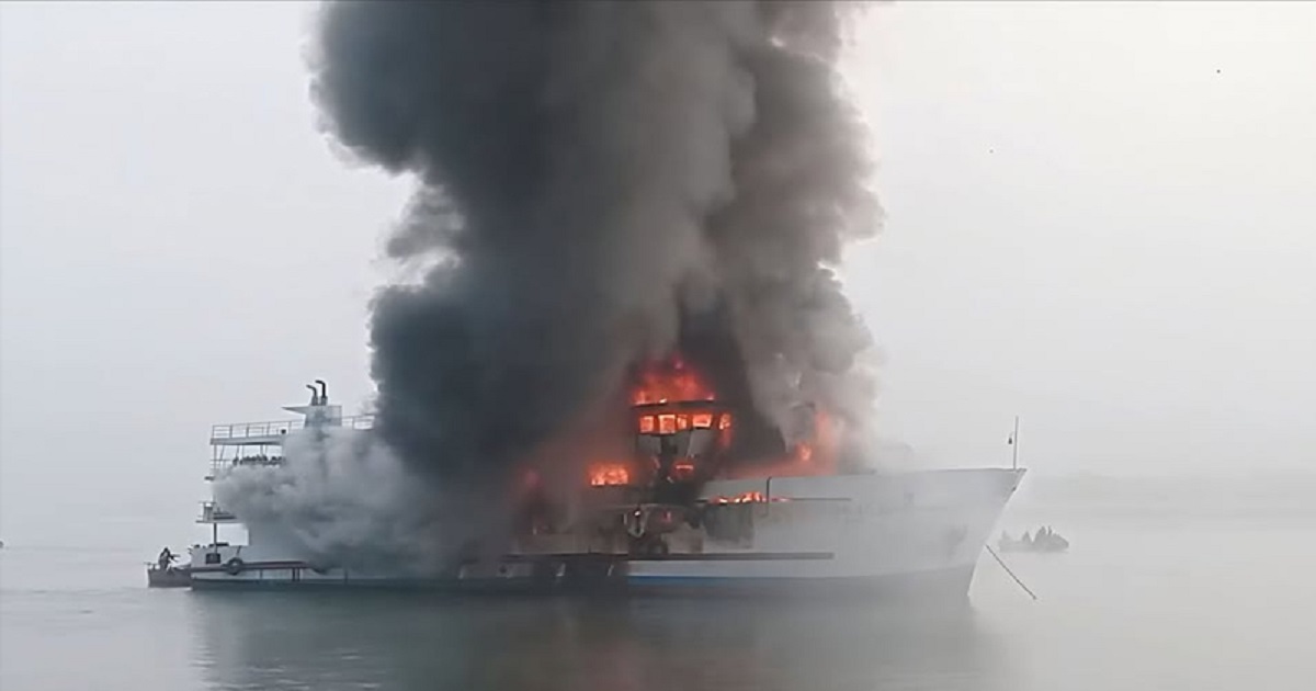সেন্টমার্টিনগামী জাহাজে আগুন