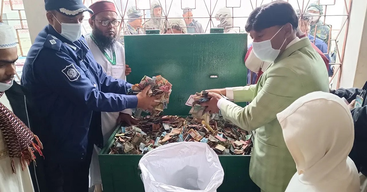 পাগলা মসজিদের দানবাক্সে ৩৫ বস্তা টাকা, চলছে গণনা