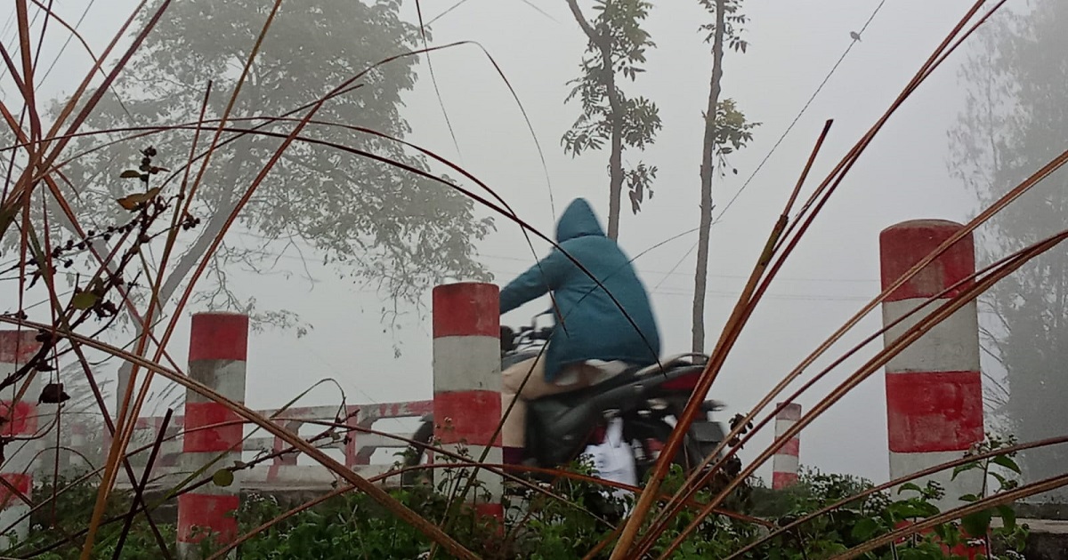 বৃষ্টির মতো ঝরছে শিশির, স্থবির জনজীবন