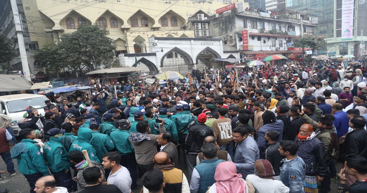 কারওয়ান বাজারে চাঁদাবাজির বিরুদ্ধে ব্যবসায়ীদের লাঠিমিছিল, পাল্টাপাল্টি ধাওয়া