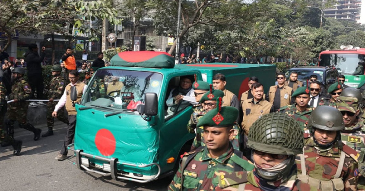 মানিক মিয়া অ্যাভিনিউতে পতাকায় মোড়ানো গাড়িতে খালেদা জিয়ার মরদেহ