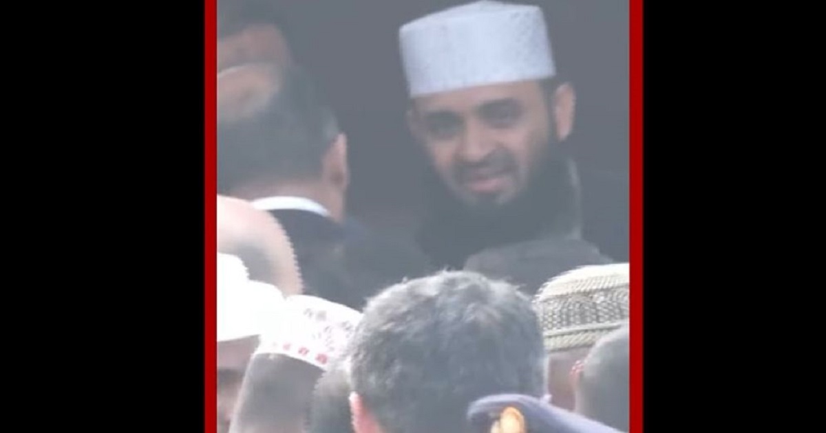 খালেদা জিয়ার কফিন কাঁধে তুলে নিলেন আজহারী