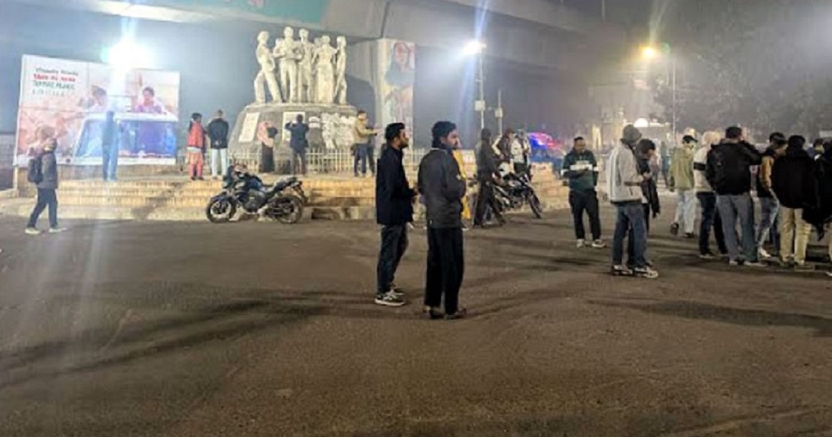 শোকের মধ্যেও পটকা-আতশাবাজি