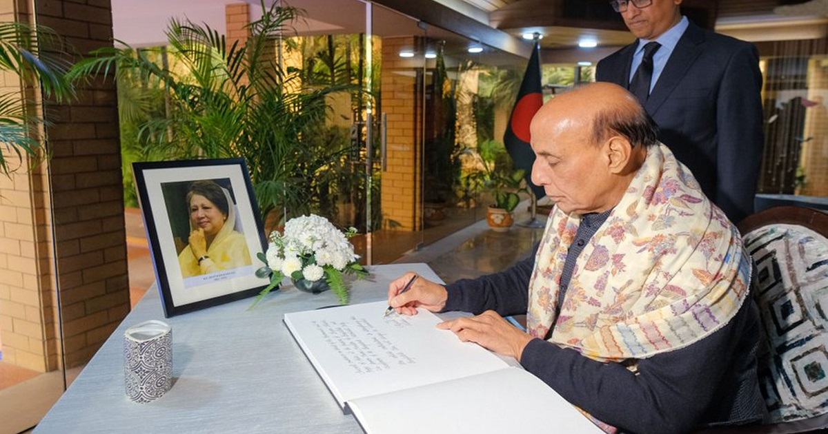 দিল্লিতে খালেদা জিয়াকে শ্রদ্ধা জানালেন ভারতের প্রতিরক্ষামন্ত্রী