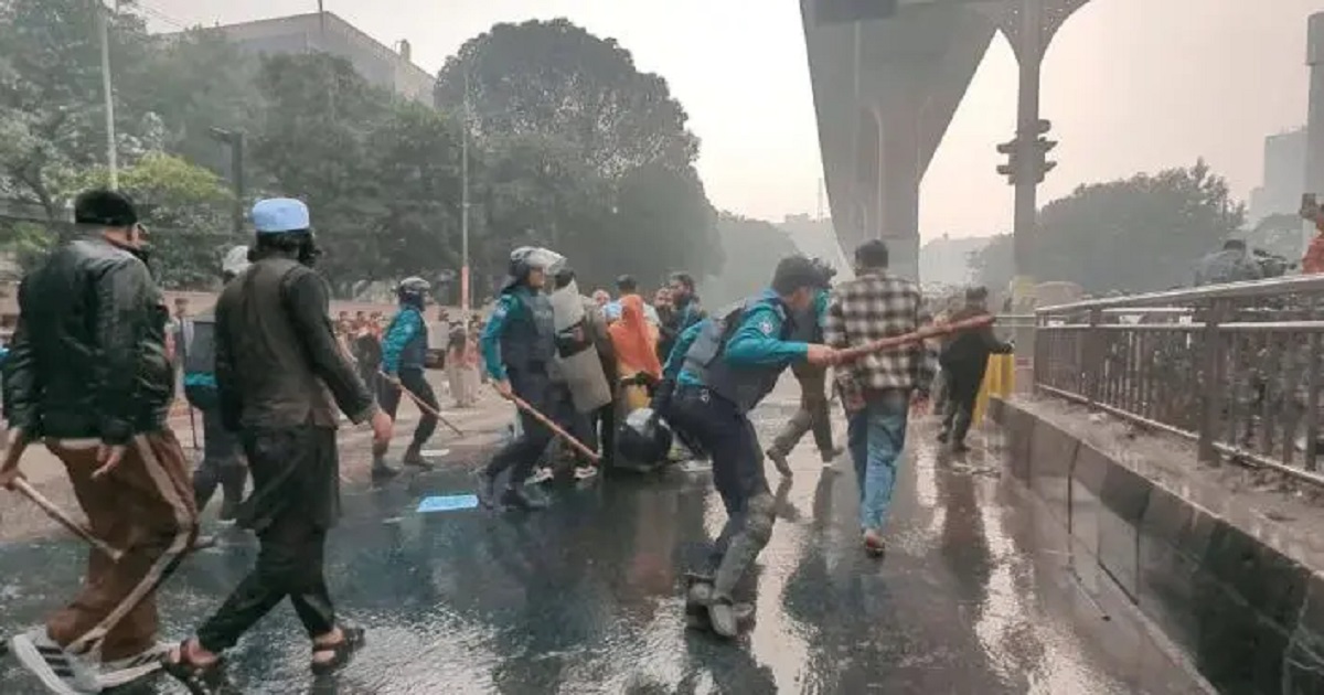 মোবাইল ফোন ব্যবসায়ীদের কারওয়ান বাজার থেকে সরিয়ে দিলো পুলিশ