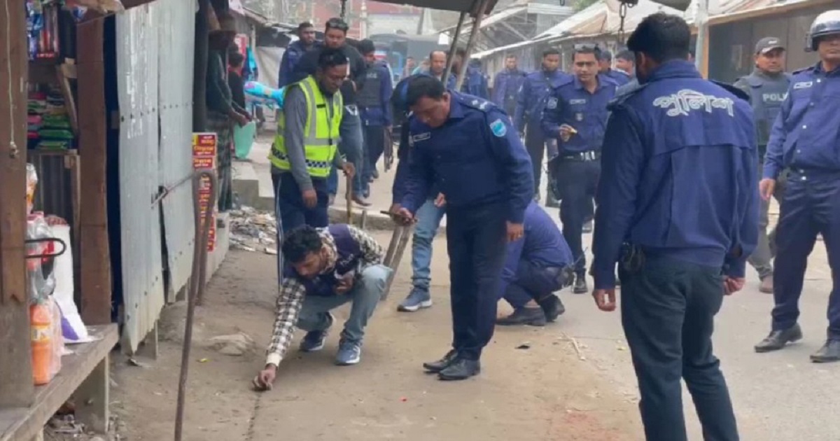 আ’ লীগের দুই গ্রুপের সংঘর্ষ, দুই শতাধিক হাতবোমার বিস্ফোরণ