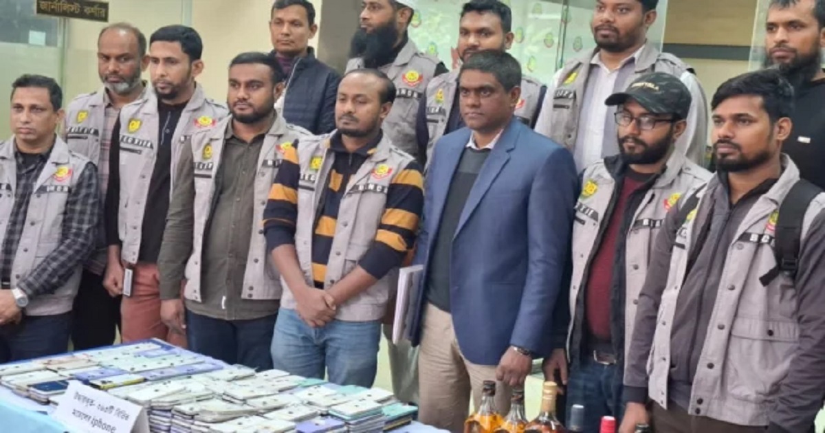 ঢাকায় গোপন আইফোন কারখানা: চীনা নাগরিকসহ গ্রেফতার ৩