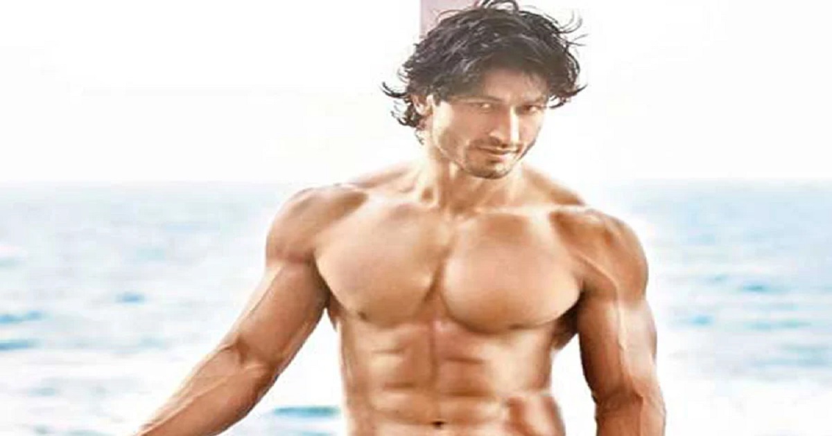 নগ্ন অবস্থায় গাছে বলিউড অভিনেতা