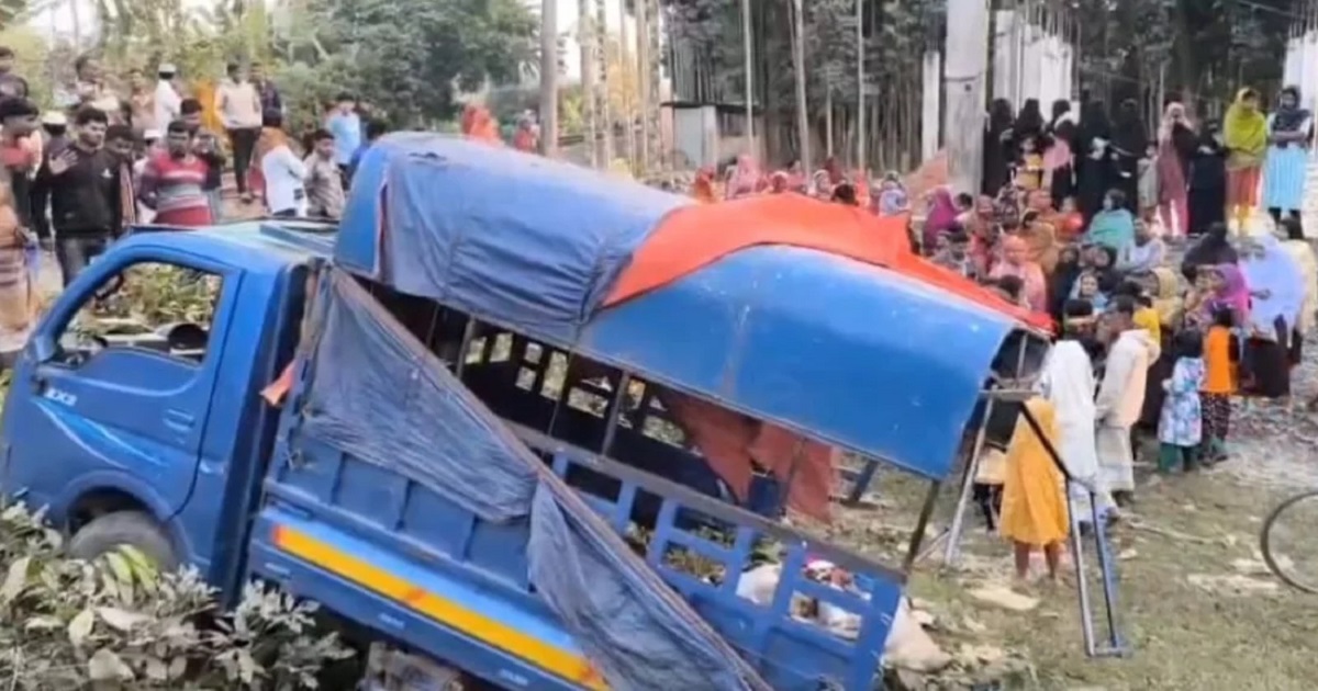 ফরিদপুরে পিকআপে ট্রেনের ধাক্কা, নিহত ৩