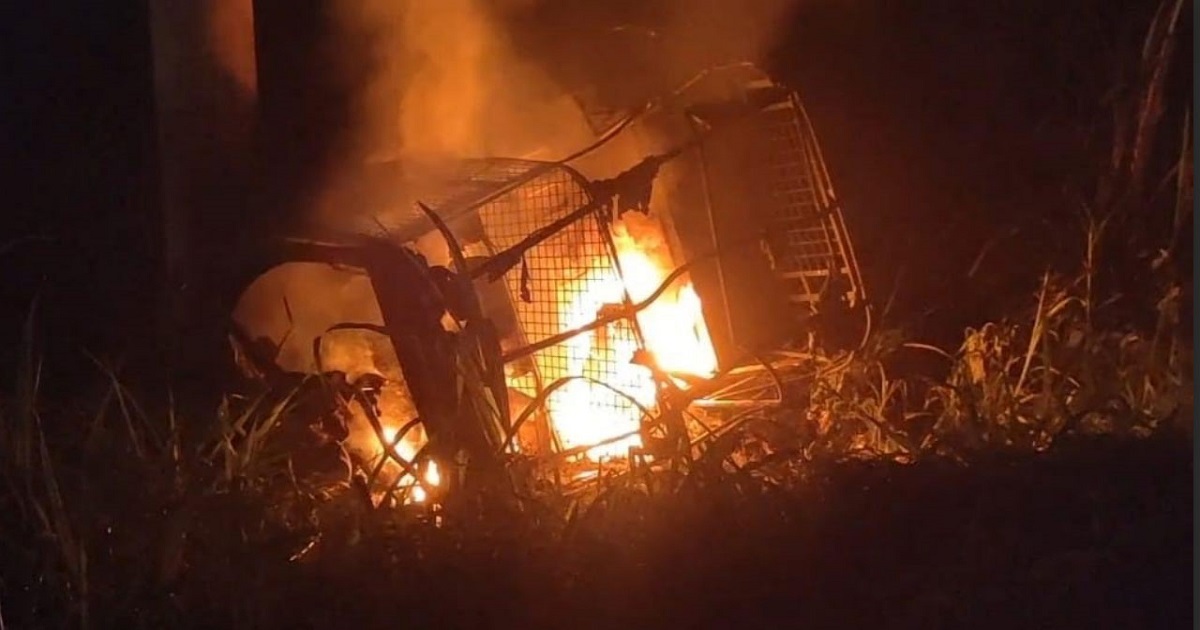 ছিনতাইকারীদের অটোরিকশায় আগুন দিলো বিক্ষুব্ধ জনতা, আটক ২
