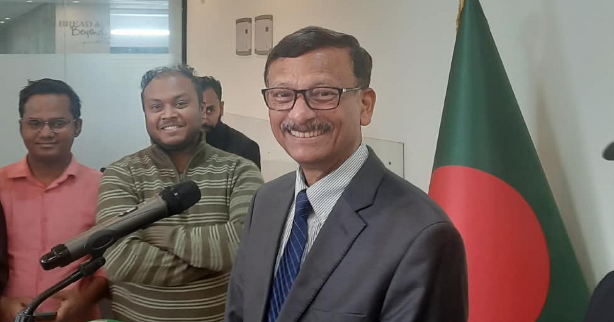 ভারতীয় কূটনীতিকদের পরিবার সরিয়ে নেওয়ার খবর, বাংলাদেশকে কী বার্তা দিচ্ছে?
