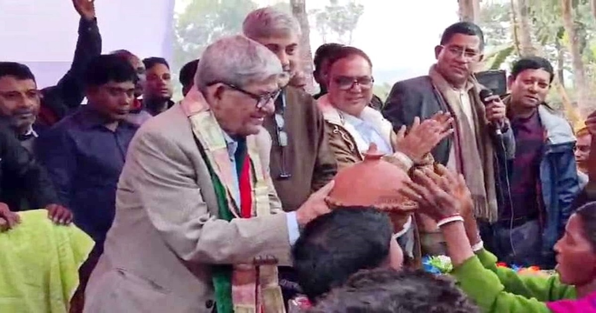 নির্বাচনী গণসংযোগে মির্জা ফখরুলের হাতে মাটির ব্যাংক ও ডিম উপহার