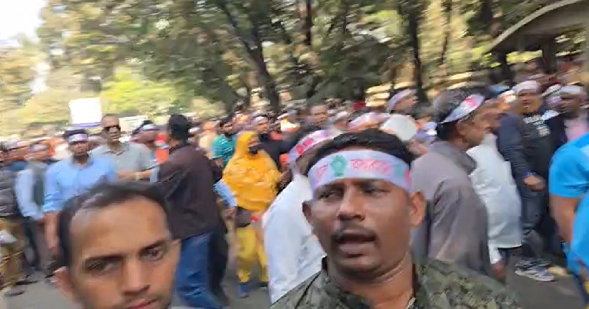 যমুনা অভিমুখে সরকারি কর্মচারীদের বিক্ষোভ