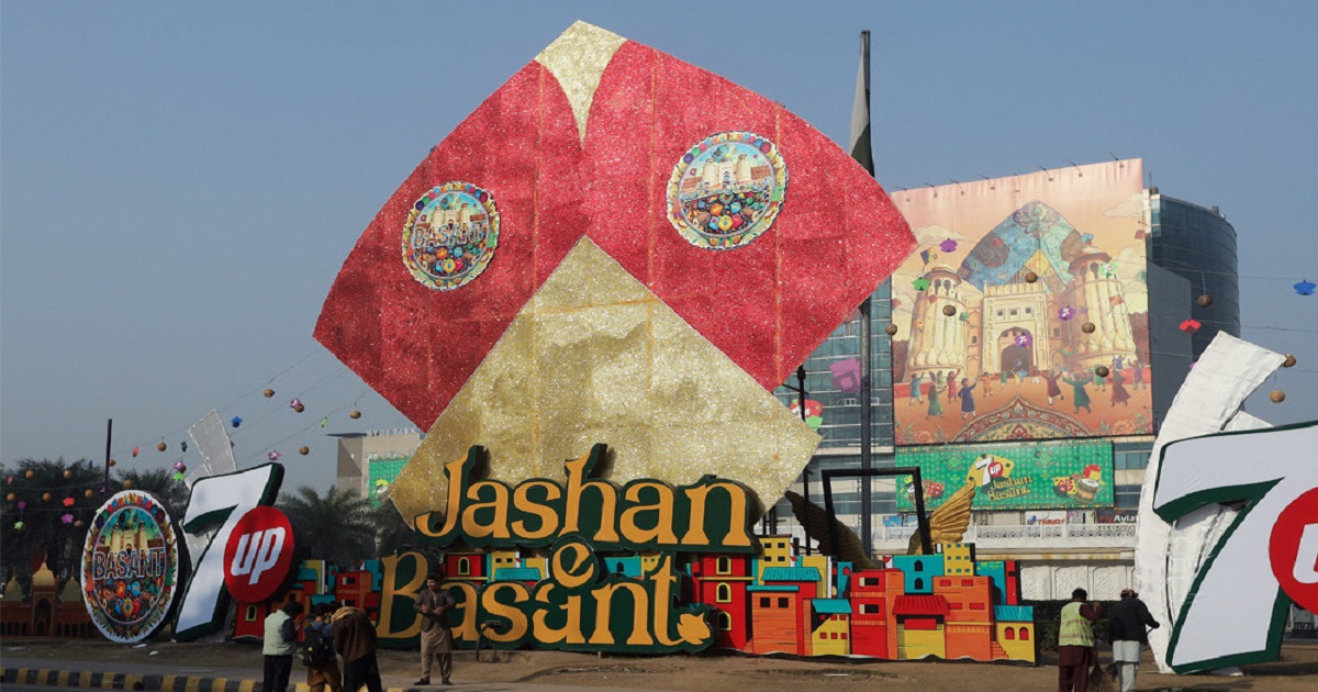 পাকিস্তানে ফিরল ঐতিহ্যবাহী ঘুড়ি উৎসব