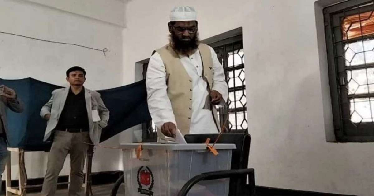 মামুনুল হক ভোট দিইয়েছেন শারীরিক শিক্ষা কলেজ কেন্দ্র মোহাম্মদপুরে