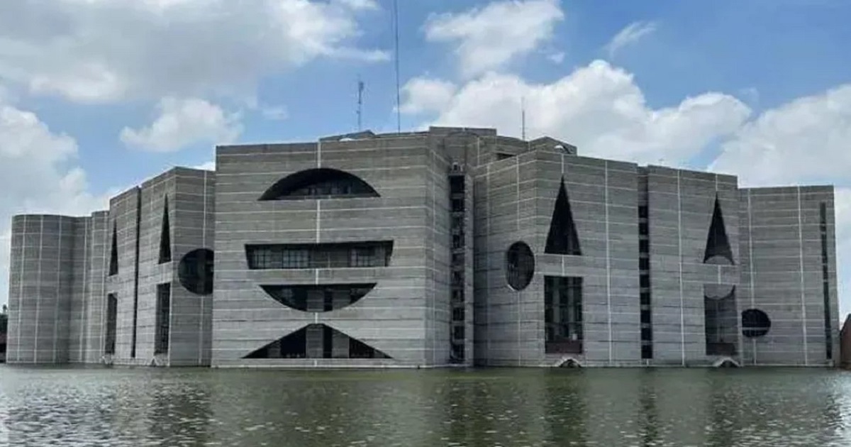 ৩৫ বছর পর বাংলাদেশে পুরুষ প্রধানমন্ত্রী