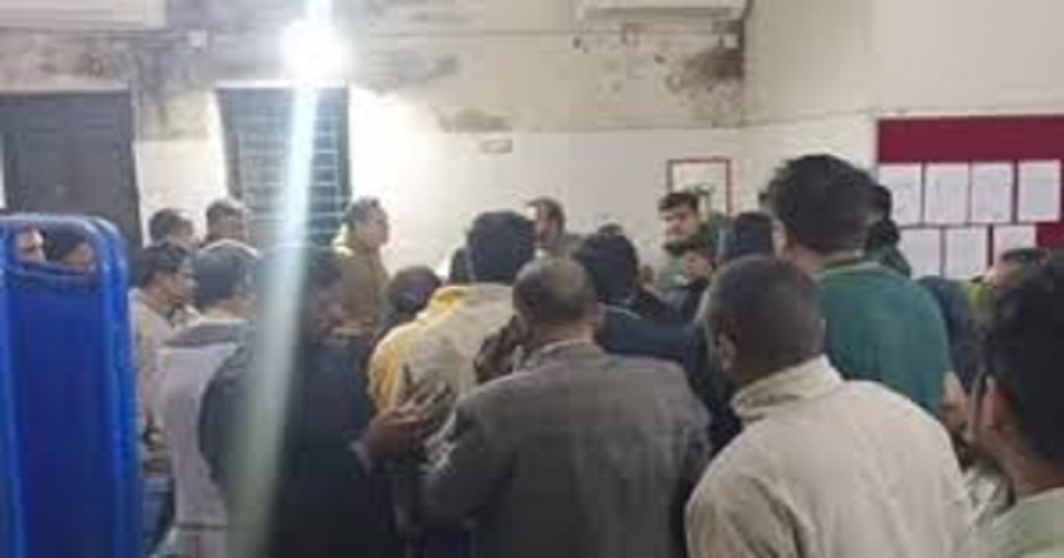 চুয়াডাঙ্গায় স্কুলের সামনে দপ্তরিকে কুপিয়ে জখম
