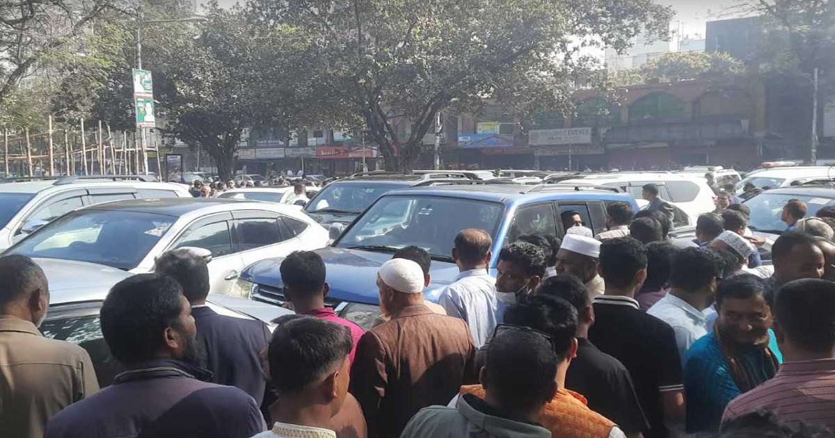 সংসদ ভবন প্রাঙ্গনে নবনির্বাচিত এমপিরা