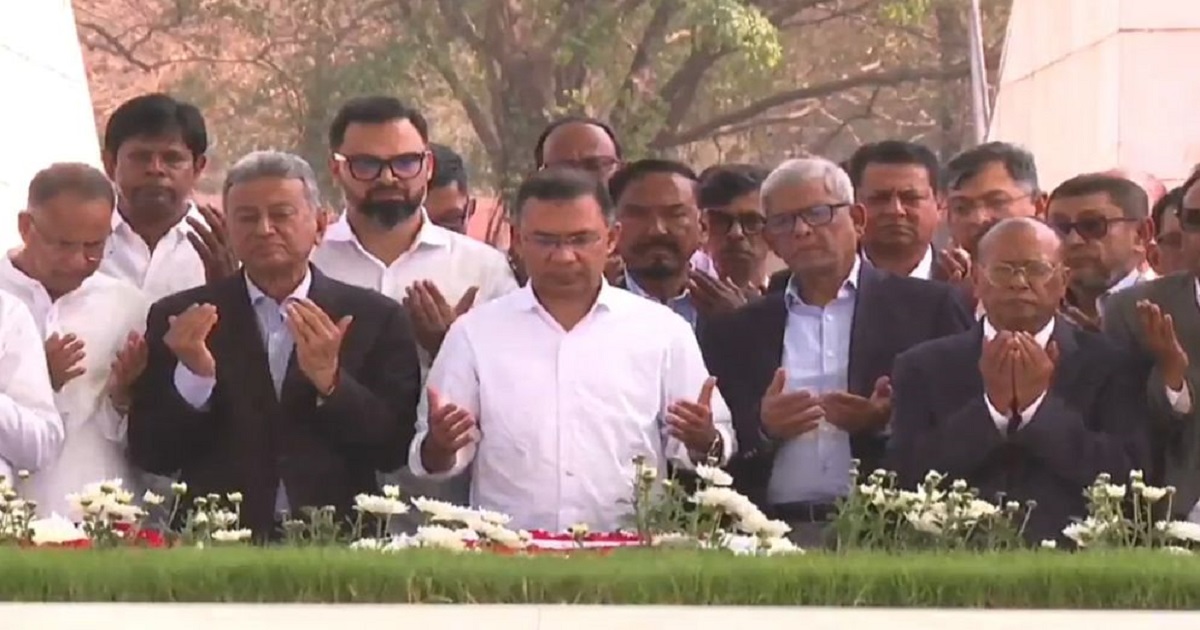 বাবা-মায়ের কবর জিয়ারত করলেন প্রধানমন্ত্রী