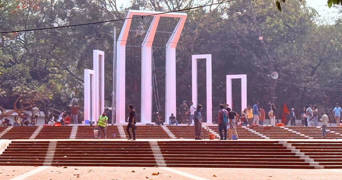 ভালবাসায় সিক্ত হতে প্রস্তুতির শেষ পর্যায়ে শহীদ মিনার প্রাঙ্গণ