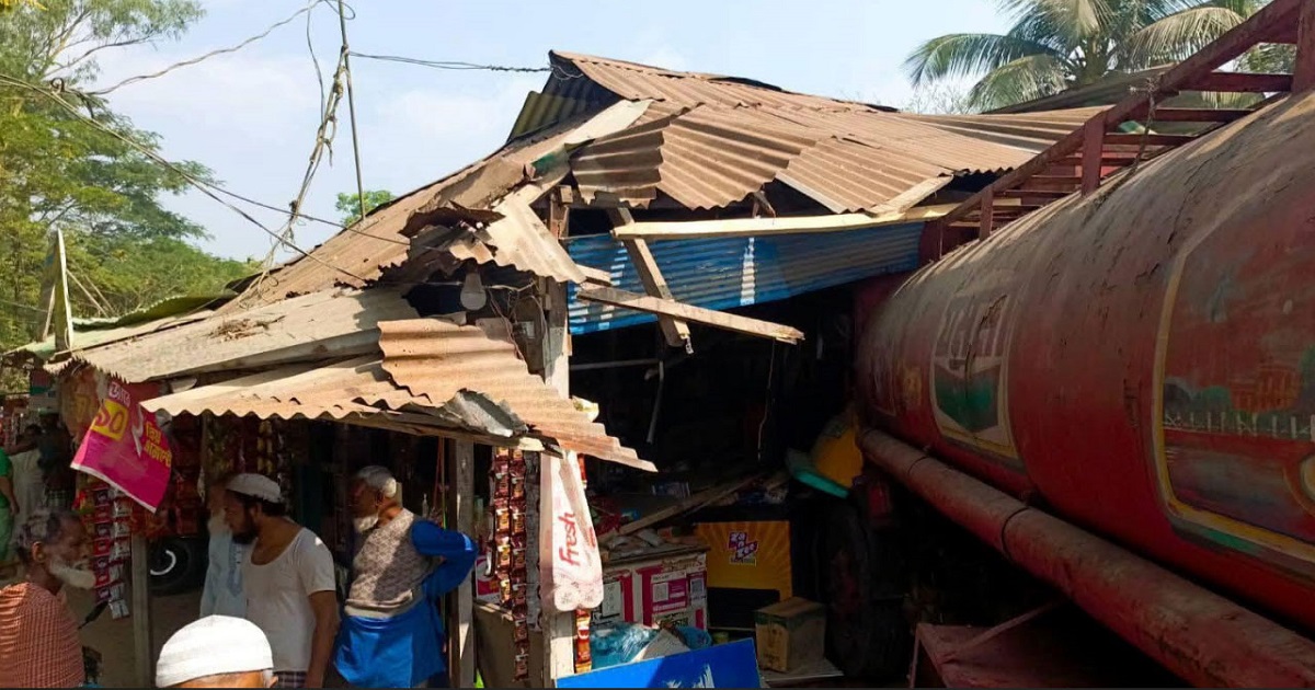 তেলবাহী ট্রাক দোকানে ঢুকে নিহত ২