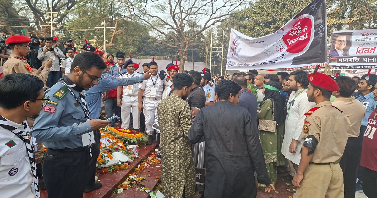 শহীদদের প্রতি শ্রদ্ধা জানাতে শহীদ মিনারে মানুষের ঢল