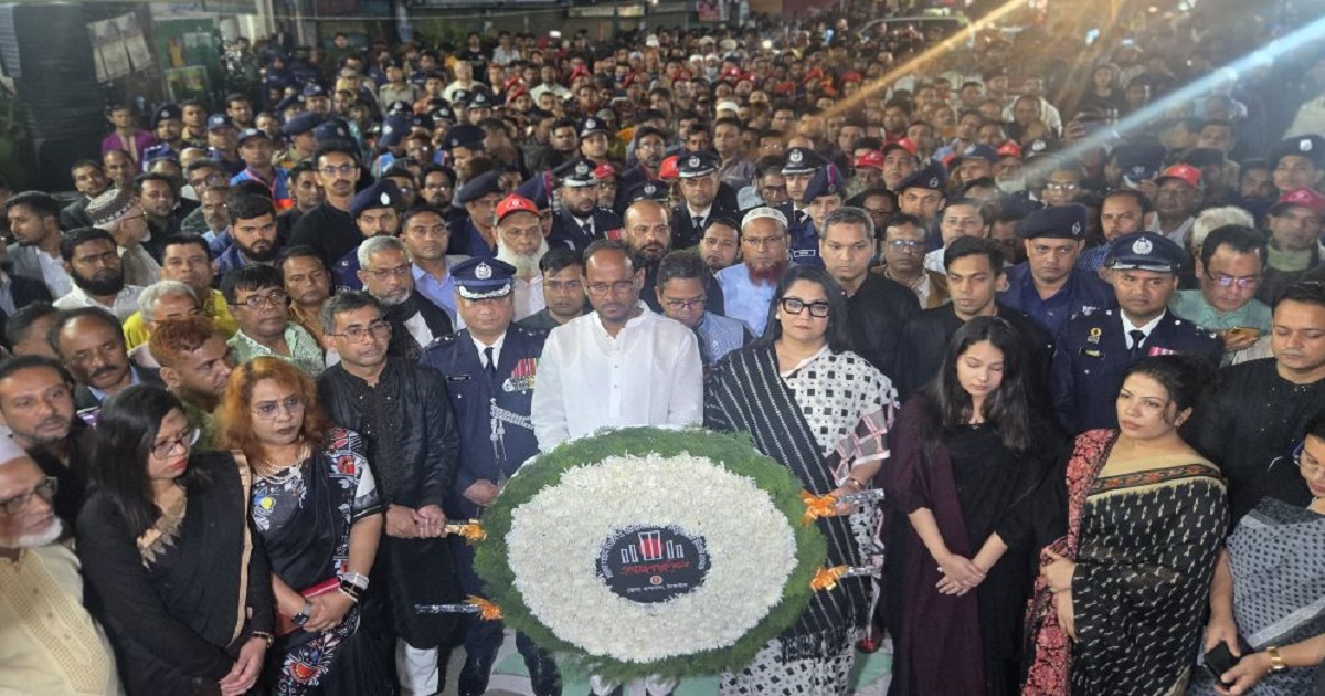 একুশের প্রথম প্রহরে  টাঙ্গাইল কেন্দ্রীয় শহীদ মিনারে টুকুর শ্রদ্ধা