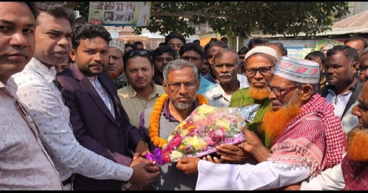 ফুলেল ভালোবাসায় সিক্ত হলেন এমপি আব্দুল আজিজ