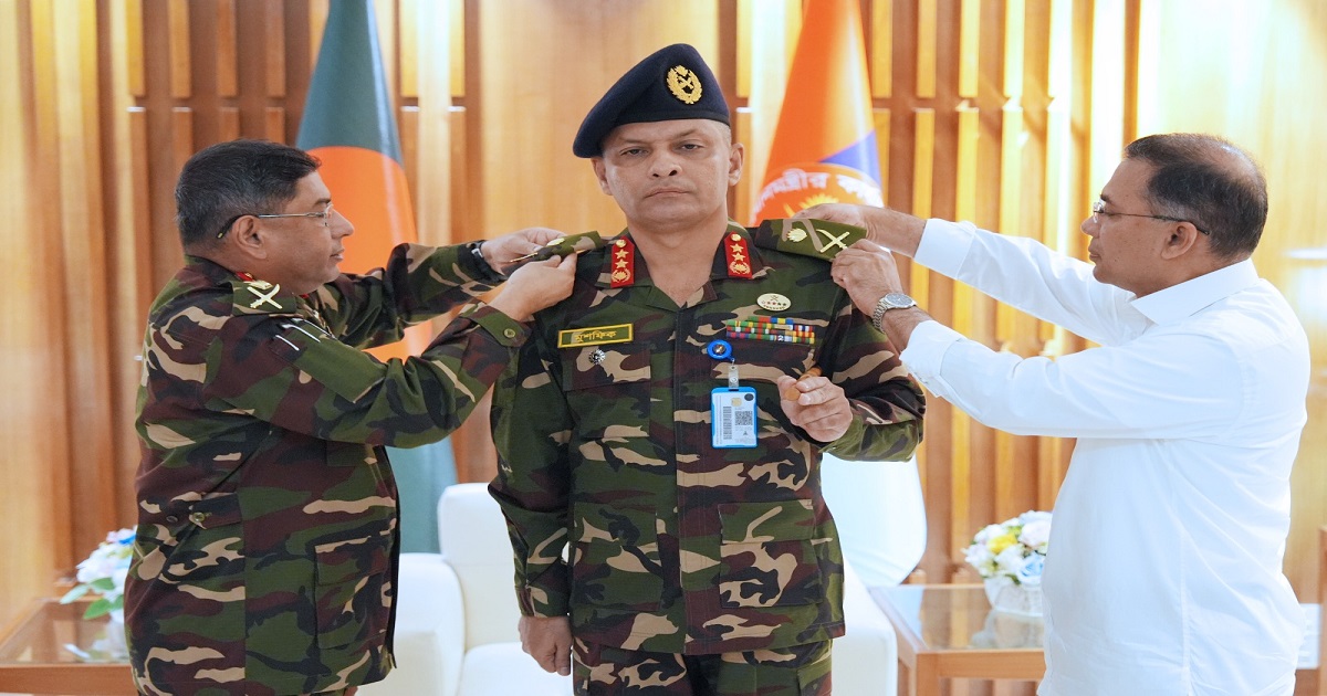পদোন্নতিপ্রাপ্ত দুই সেনা কর্মকর্তাকে র‌্যাঙ্ক ব্যাজ পরালেন প্রধানমন্ত্রী