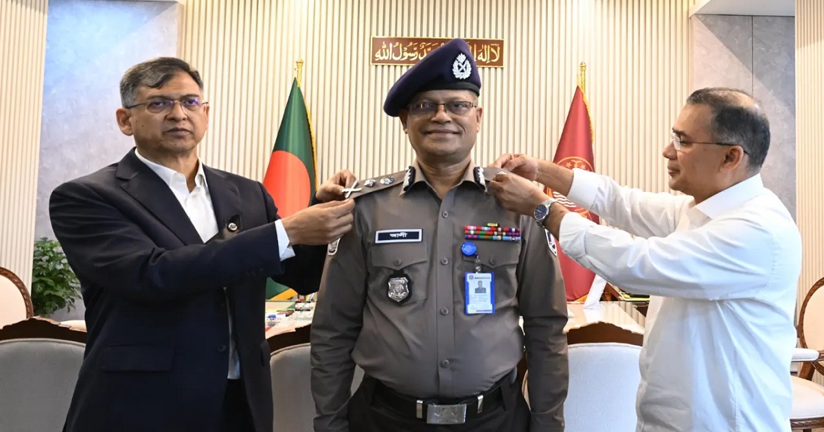 নবনিযুক্ত আইজিপিকে র‍্যাঙ্ক ব্যাজ পরালেন প্রধানমন্ত্রী