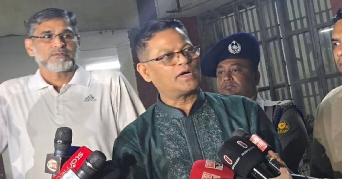 নগরবাসীর নিরাপত্তায় নিজেই রাস্তায় নেমেছি: মধ্যরাতে মোহাম্মদপুরে আইজিপি