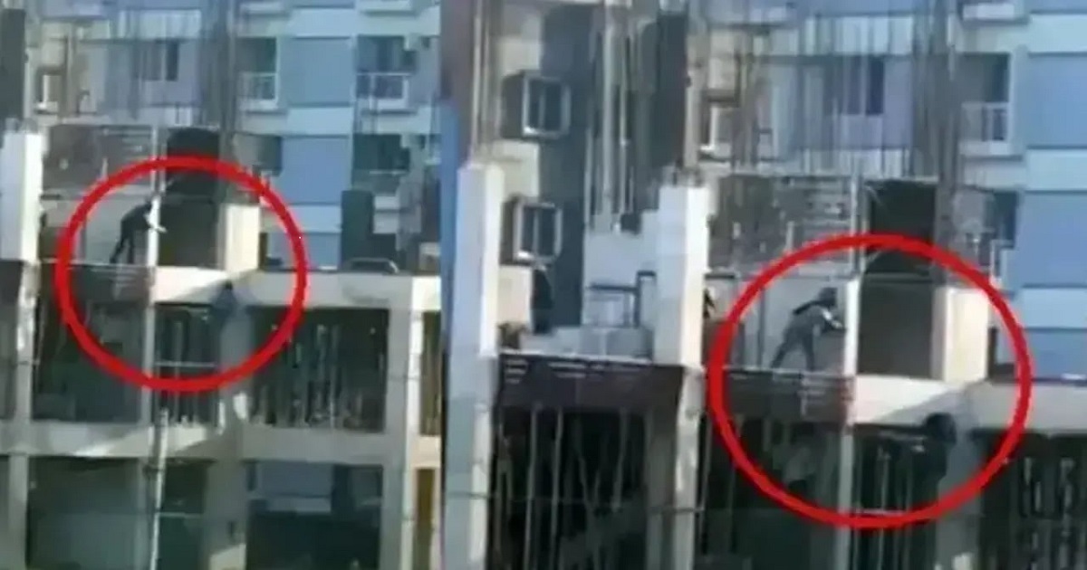 আজ রামপুরায় ভবনে ঝুলে থাকা যুবককে গুলির রায় ঘোষণা