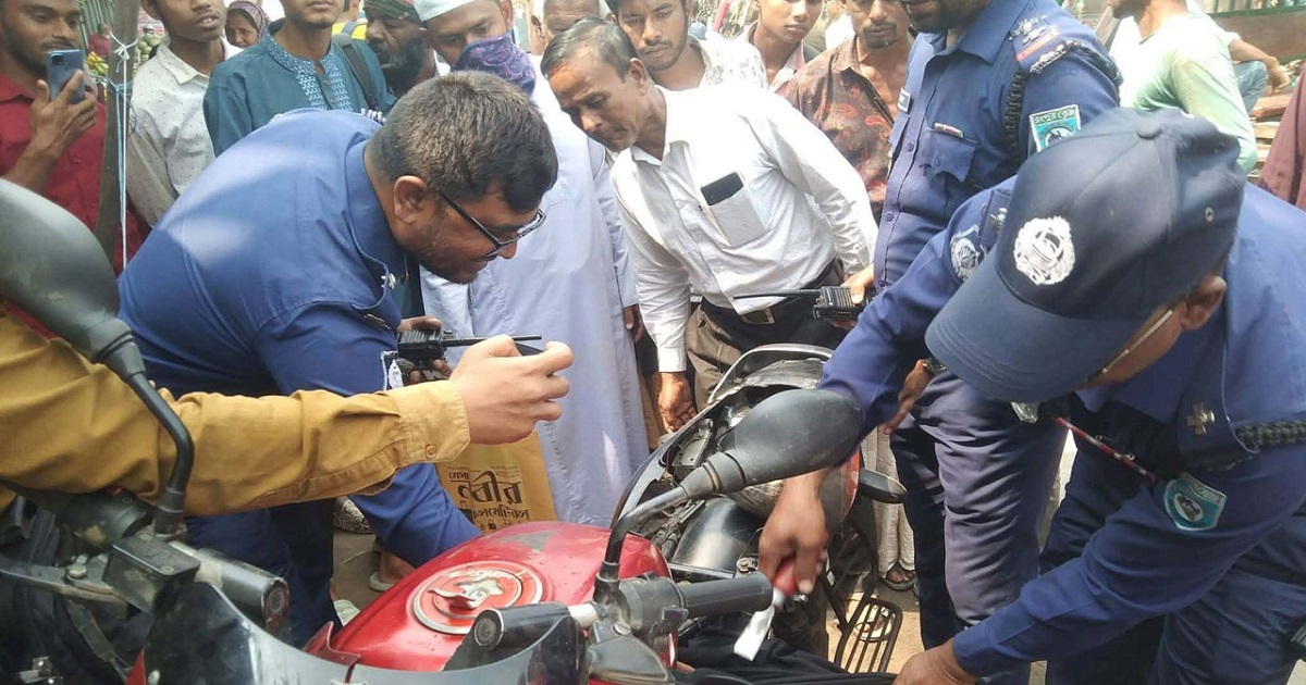 পুলিশ চেকপোস্টে মোটরসাইকেল ফেলে পালালেন চালক