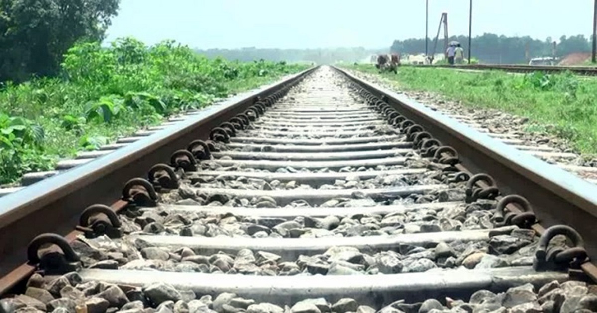 রেল ক্রসিংয়ে ট্রেনের ধাক্কায় ২ আরোহী নিহত