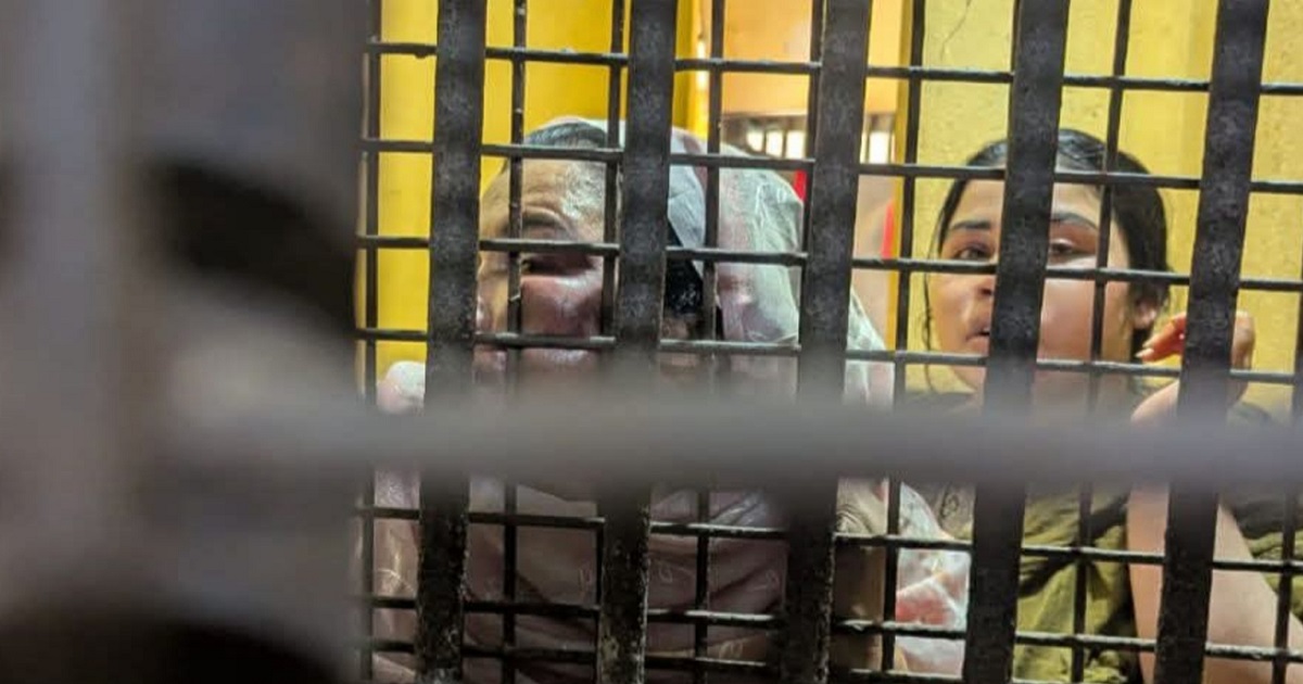 ঘুষের টাকা ফেরত চাওয়ায় কারাগারে গেলো মা-মেয়ে