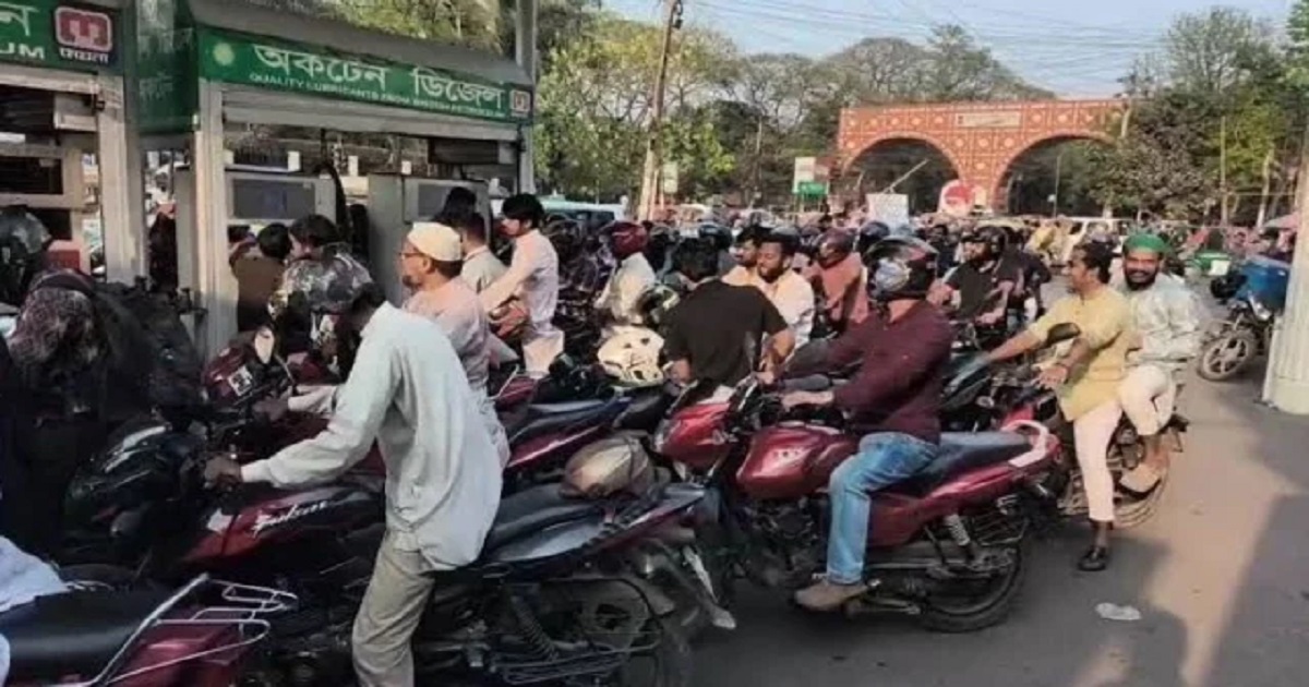রাজধানীর বেশিরভাগ পাম্পে মিলছে না তেল, উপচে পড়া ভিড়