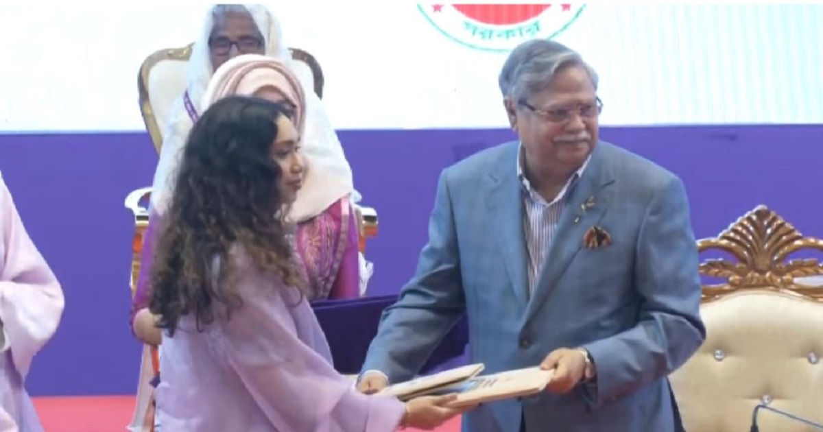 শ্রেষ্ঠ অদম্য নারী’ সম্মাননা পেলেন খালেদা জিয়া, গ্রহণ করলেন জাইমা রহমান