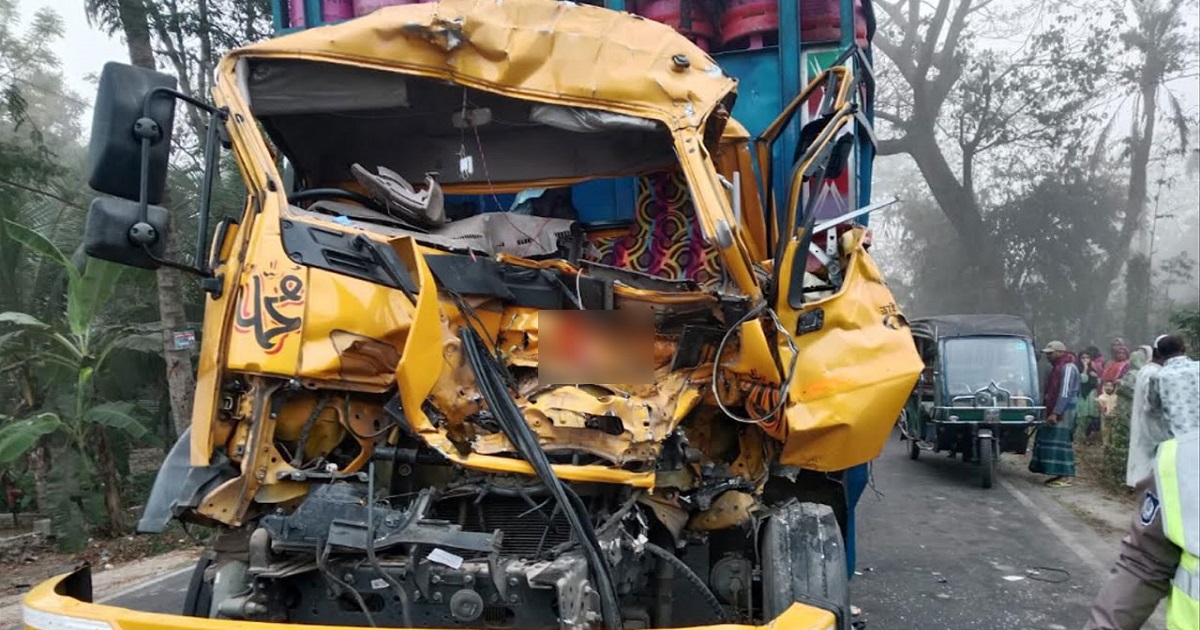 দাঁড়িয়ে থাকা ট্রাককে চলন্ত ট্রাকের ধাক্কা নিহত ১