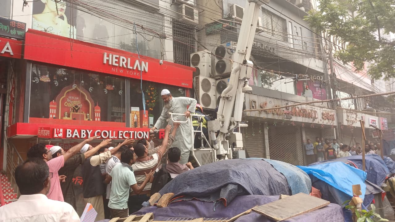 রাজধানীর মিরপুরে বহুতল ভবনে আগুন