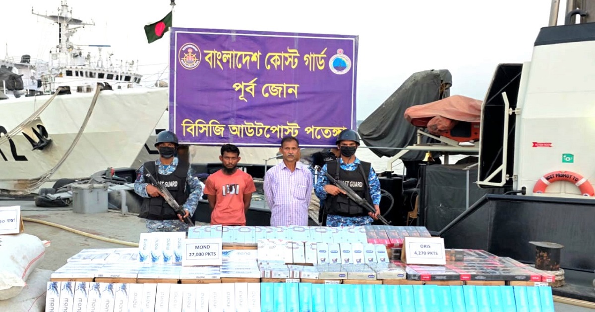 চট্টগ্রামে শুল্ক ফাঁকি দিয়ে আনা বিদেশি সিগারেট ও শুঁটকি জব্দ, আটক ২