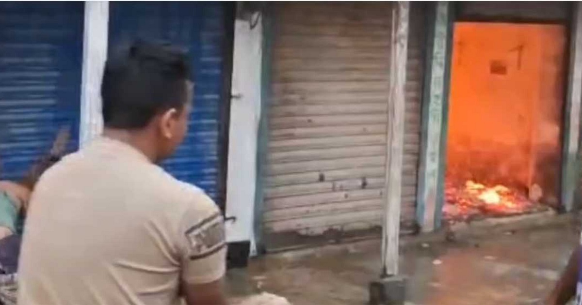 গাইবান্ধার পলাশবাড়ী বাজারে আগুনে পুড়ে ছাই ৬ দোকান